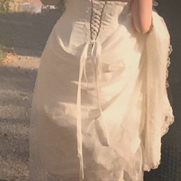 Alfred Angelo ivory halter neck, figure-flattering for curvy bride. Size 20W - Picture 4 of 11